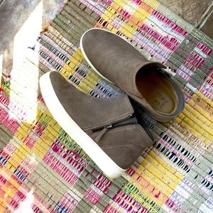 Naturalizer Miranda booties with zippers 9.5 wide. Super comfortable.